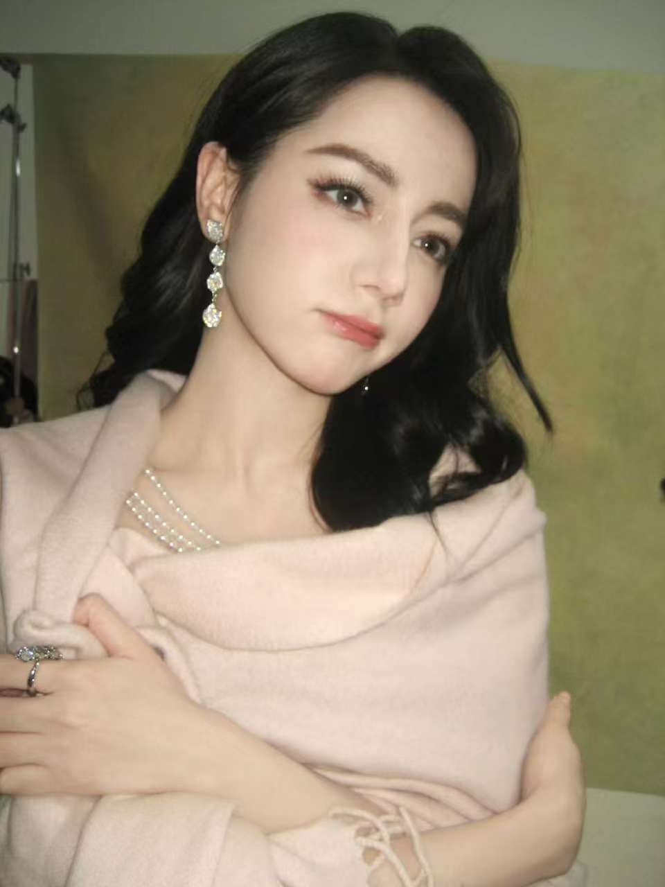 别再说奚梦瑶高攀、迪丽热巴逆袭!两位女星的爸爸才是隐藏大佬:底气全是原生家庭给的
