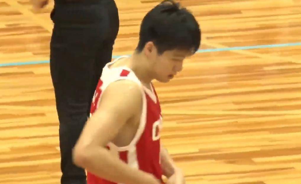 好消息！中国男篮又赢了：12分完胜韩国队，队员相拥击掌欢庆胜利
