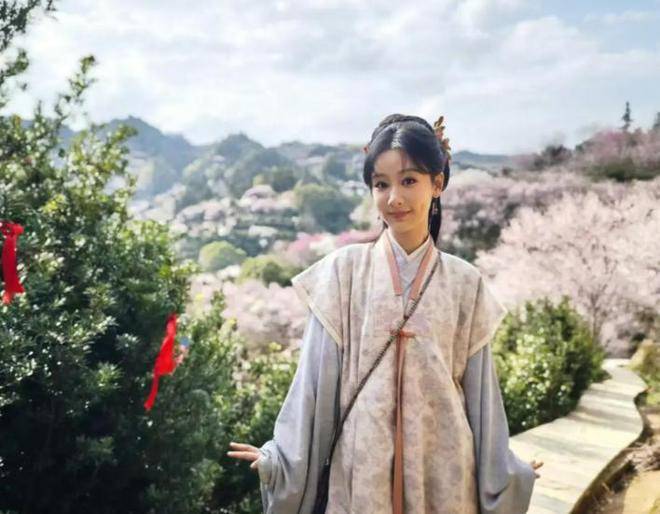 《家业》首日垫底次日翻三倍逆袭,剧情套路引发弃剧,杨紫单扛热度天花板