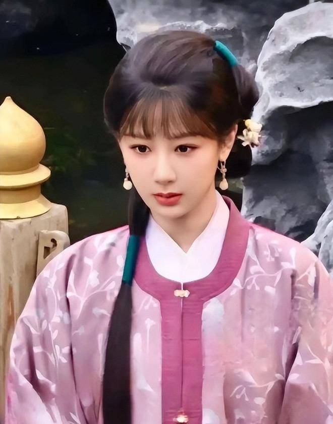 《家业》首日垫底次日翻三倍逆袭,剧情套路引发弃剧,杨紫单扛热度天花板