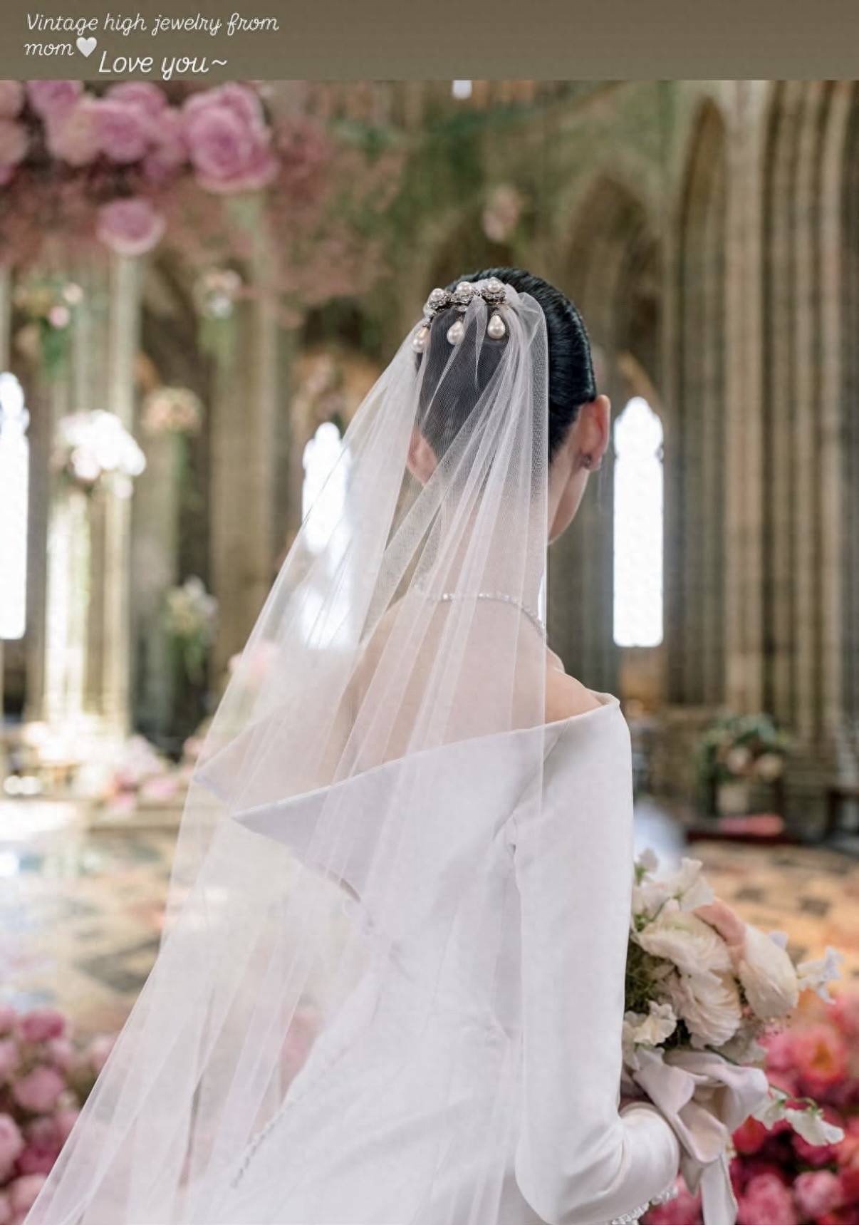 奚梦瑶婚礼佩戴婆婆的高定珠宝，晒照感谢梁安琪，婆媳感情好融洽