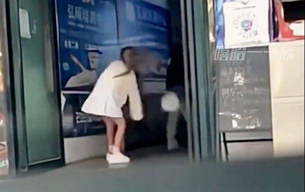 情侣闹矛盾,女子直接在公众场合脱裤子,男友急忙护住春光