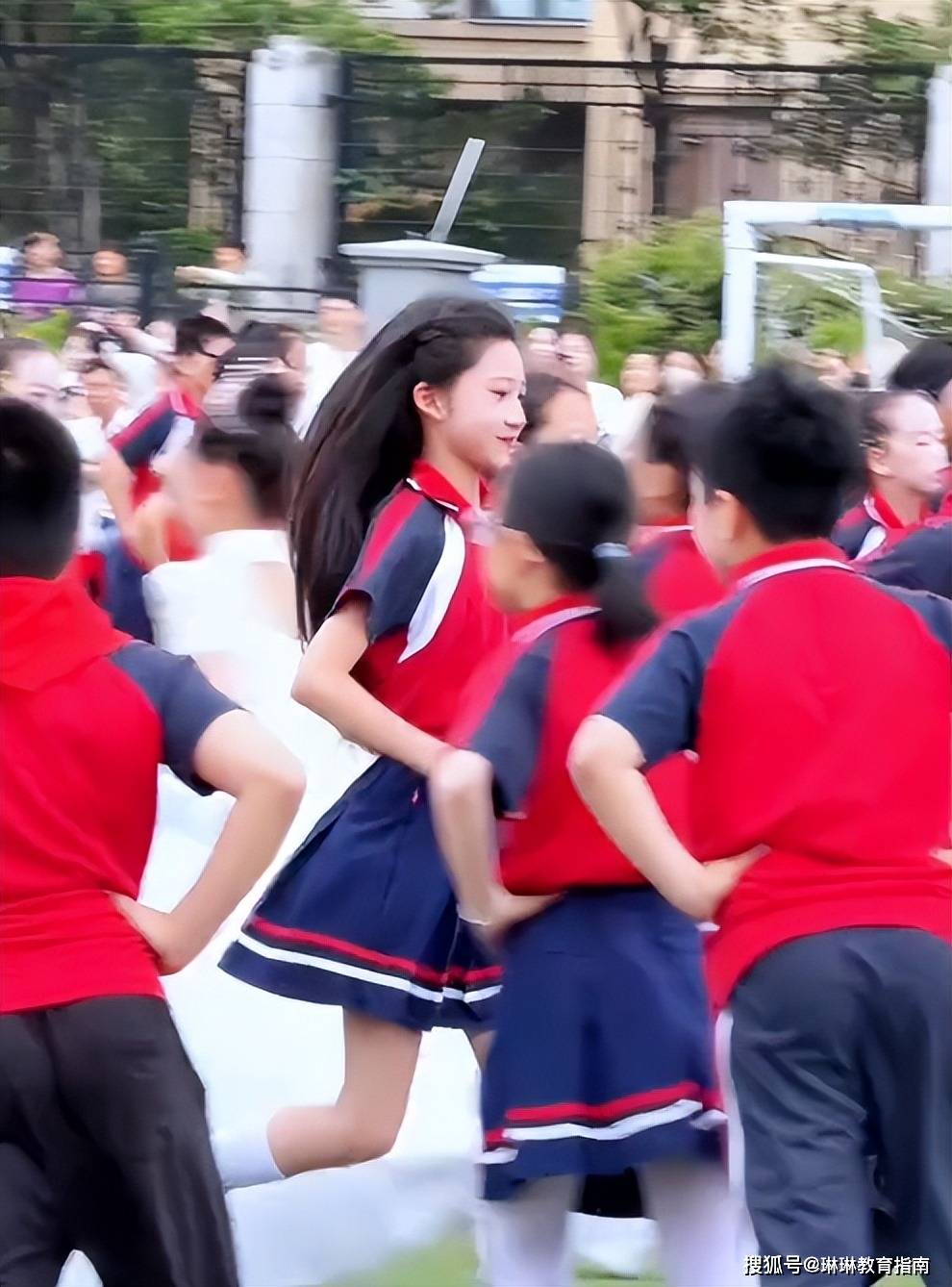 “盛装不及她穿校服！”小学黑长直女生颜值走红，男同学的眼神说明一切