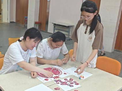 新疆库尔勒市图书馆开展民族团结主题手绘绘画活动