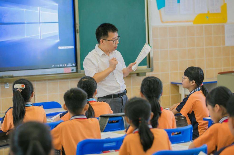 班里那个“草稿纸艺术家”后来怎样了？——课本涂鸦进化史
