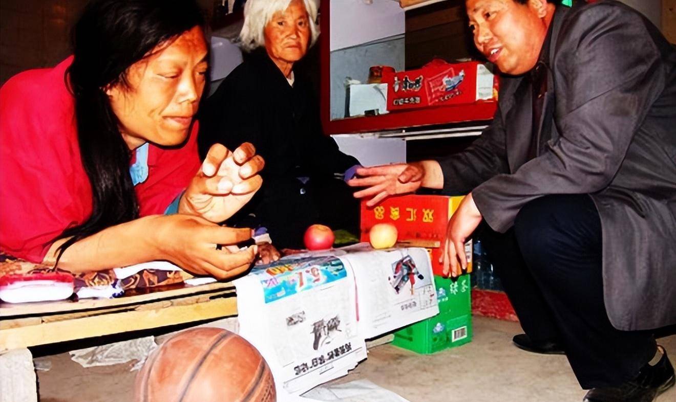 黄成义：曾是姚明队友，因手术失败瘫痪数年，靠七旬母亲拾荒为生