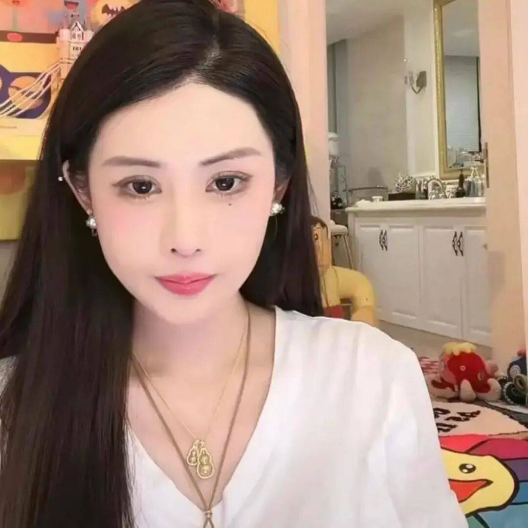 韦雪整容把脸整歪了!大笑或做夸张表情时会面部扭曲