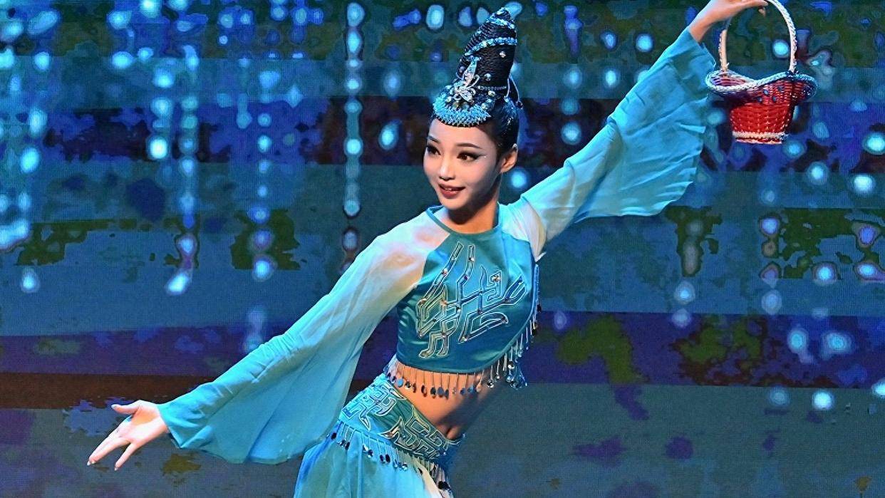 一舞封神后,被400亿东莞首富收入囊中,如今已是7岁孩子的妈妈