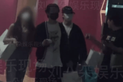 胡夏新恋情曝光！与神秘女子同框频现，非前绯闻对象金晨