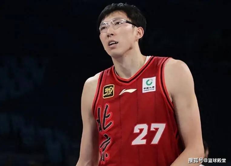 周琦、徐杰、郭昊文、刘金雨在美训练小聚并合影，穿搭各有风格！