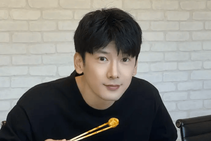 刘芮麟就工作人员要求网友删照片一事回应:太太因缺乏安全感反应过激