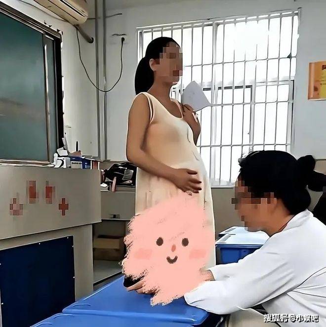 女老师穿“孕妇装”上课被举报,家长:薄如蝉翼,孩子上课都分心