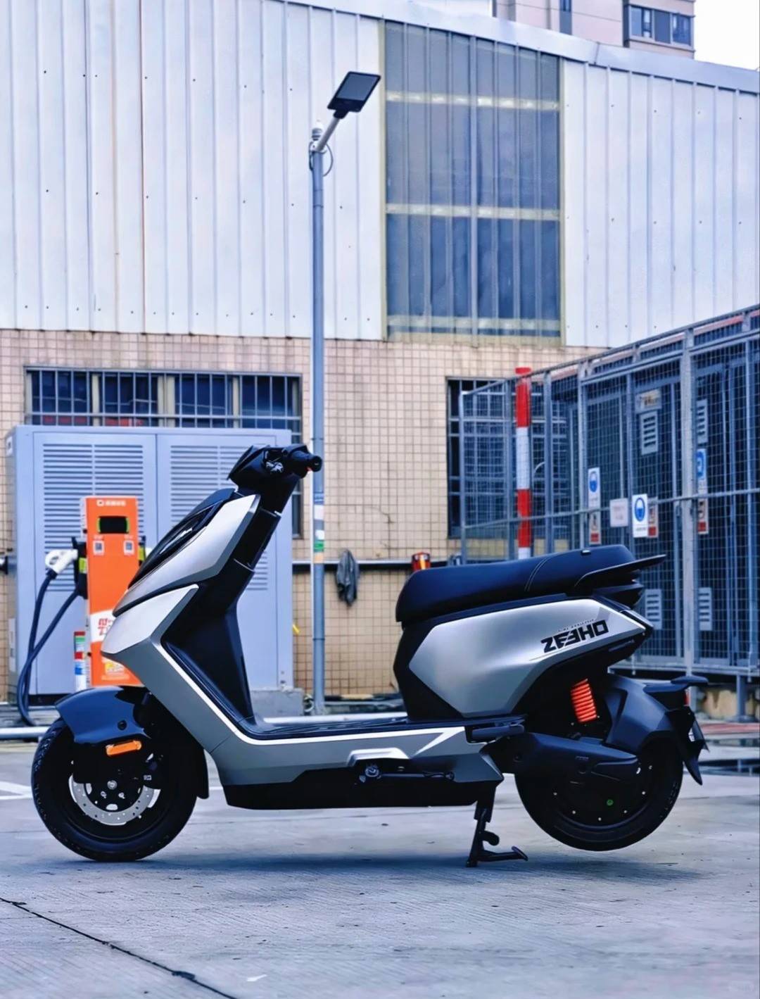 极核AE2 Pro深度评测：重新定义中端电摩的三重维度_搜狐汽车_搜狐网