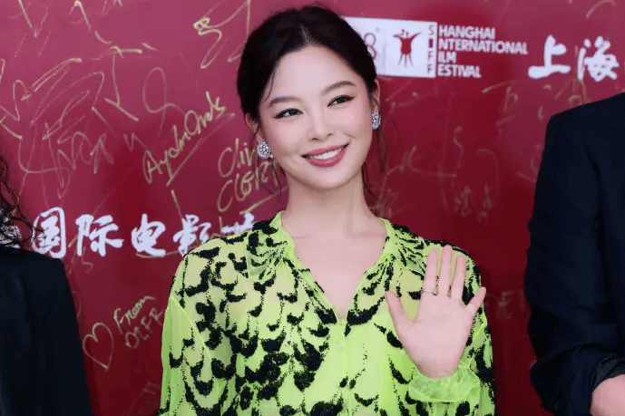 辛芷蕾上影节红毯站位遭误解 工作室严正声明否认抢C位
