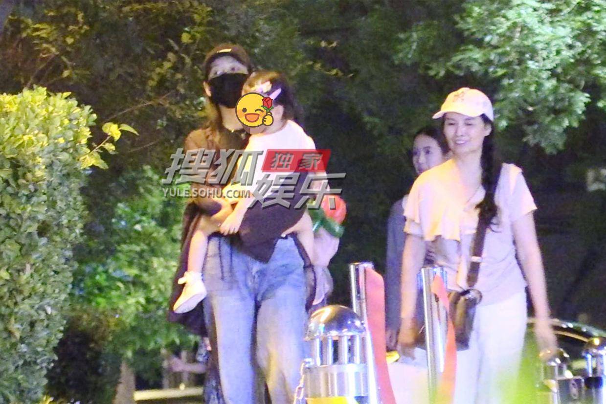 王鸥携女儿与家人温馨聚餐 母爱满满尽显亲情光辉