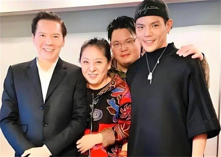 “向佑与向太向华强已彻底断联”登上热搜，向太在向佑生日动态下首次公开留言祝福，向佑回复“想你，爱你”