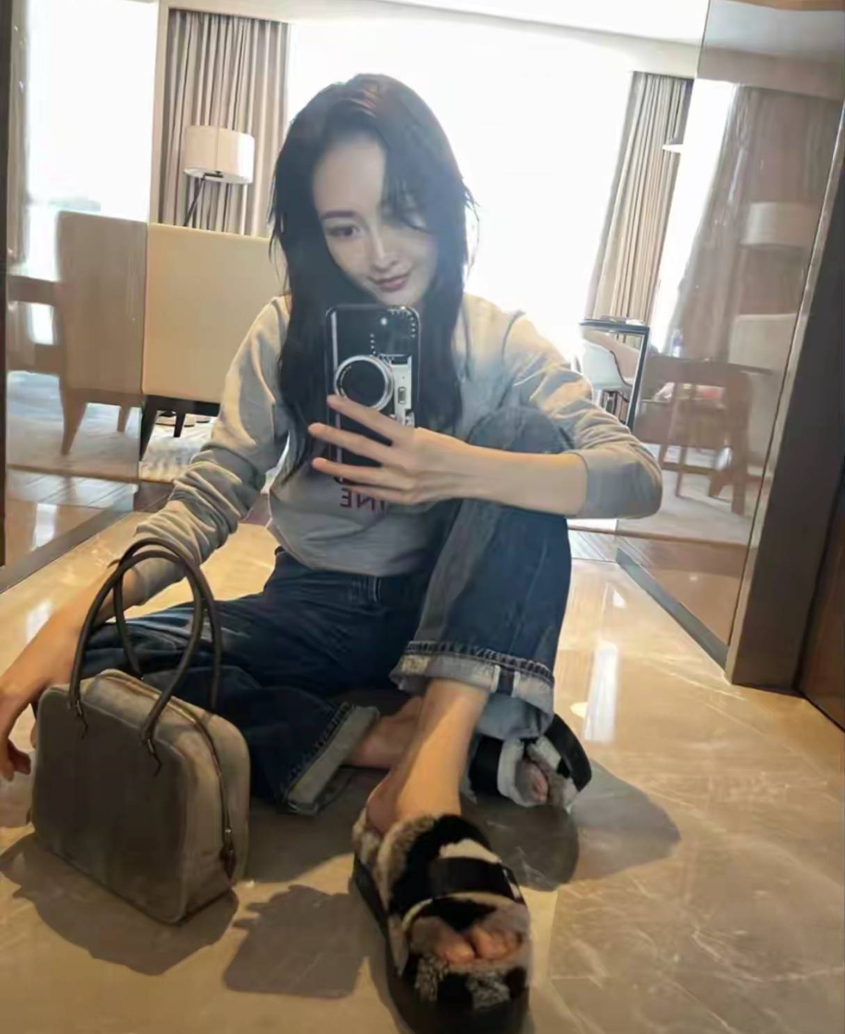43岁王鸥和妈妈妹妹聚餐全程自己抱娃太宠女儿扒身上很乖巧