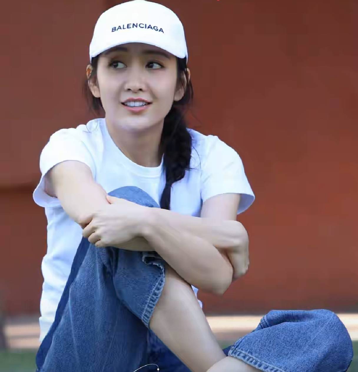 43岁王鸥和妈妈妹妹聚餐全程自己抱娃太宠女儿扒身上很乖巧