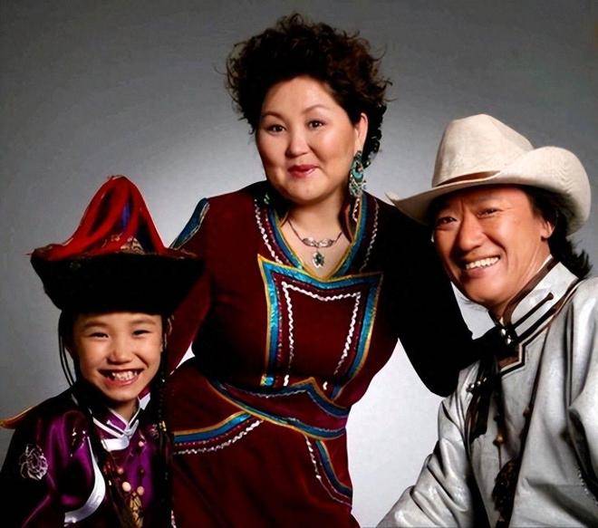 原创            火爆一时的吉祥三宝，现父亲去世，女儿远嫁韩国，母亲是知名教授