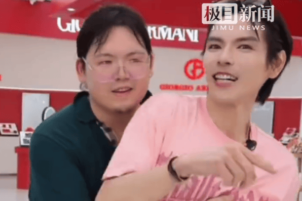 向佐向佑首度合体直播引热议 兄弟情深却难掩家庭关系微妙