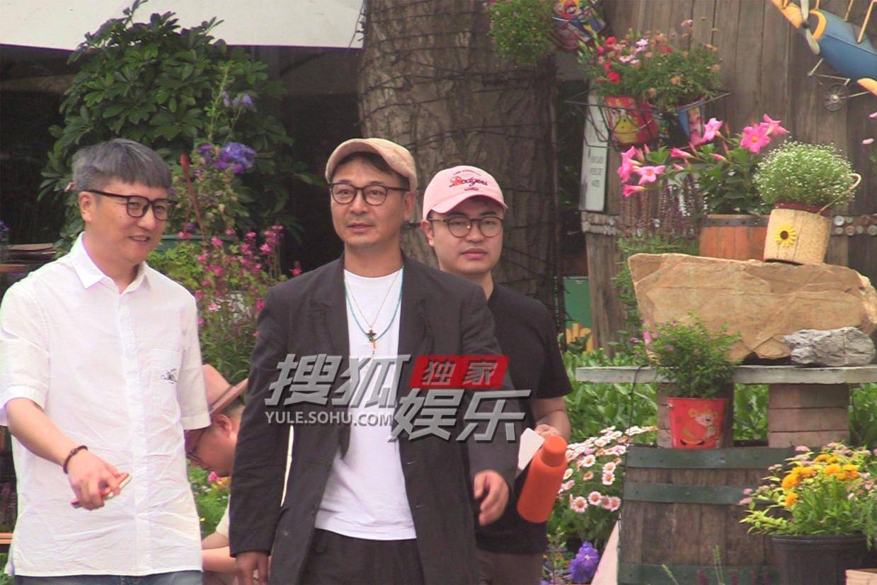吴樾聚餐后转场咖啡店 贝雷帽眼镜造型尽显儒雅风范