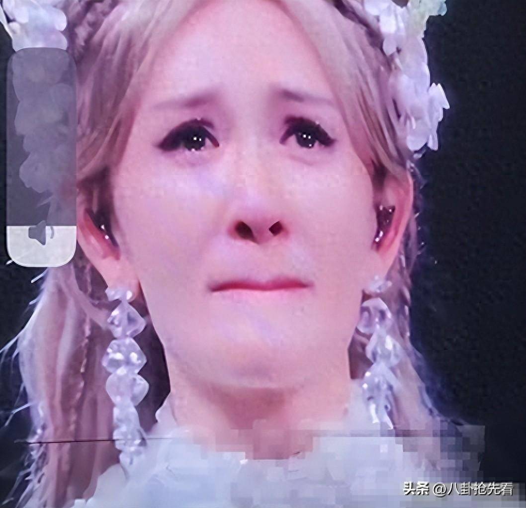 原创            演都不演了！人民日报怒批主持人开演唱会，谢娜哭成泪人引争议
