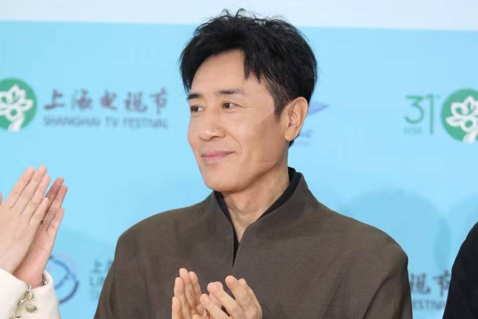 于和伟再夺白玉兰视帝自谦“幸运”，杨紫成首位90后视后哽咽落泪封面图