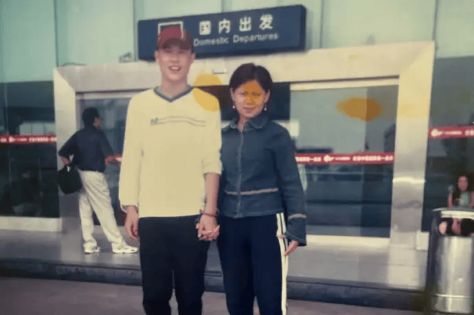 小沈阳深情纪念与沈春阳22载婚姻路:感恩有你,幸福同行