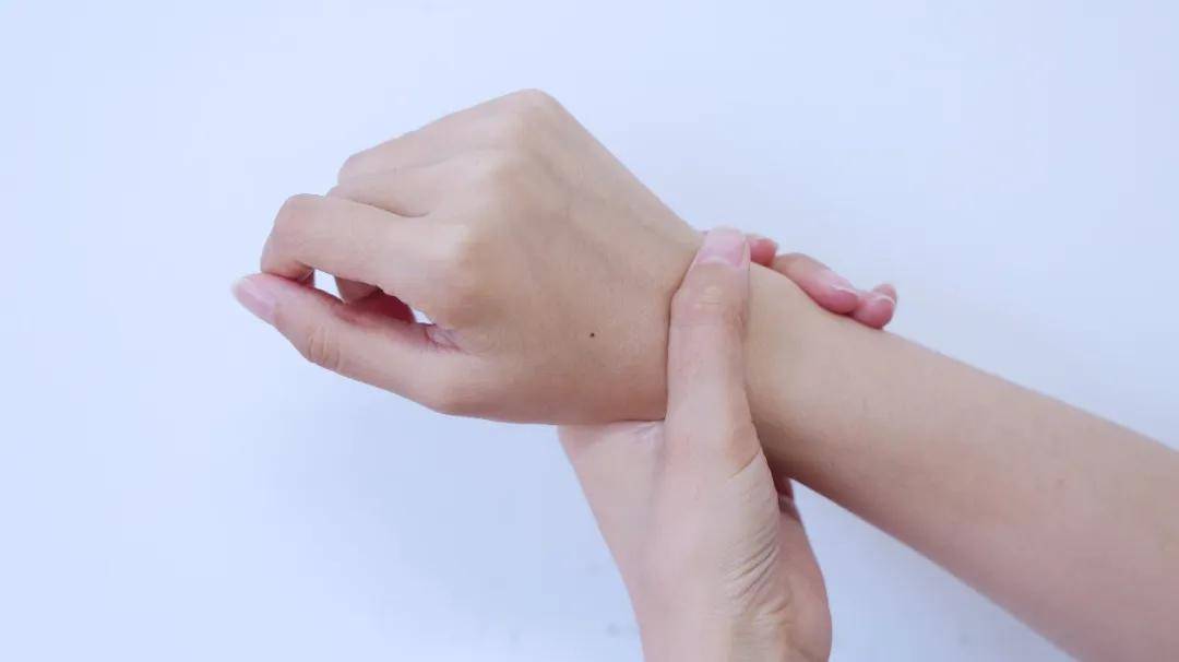 原创            体内尿酸升高，手脚都会有迹象，做好3件事或能使尿酸值回归正常