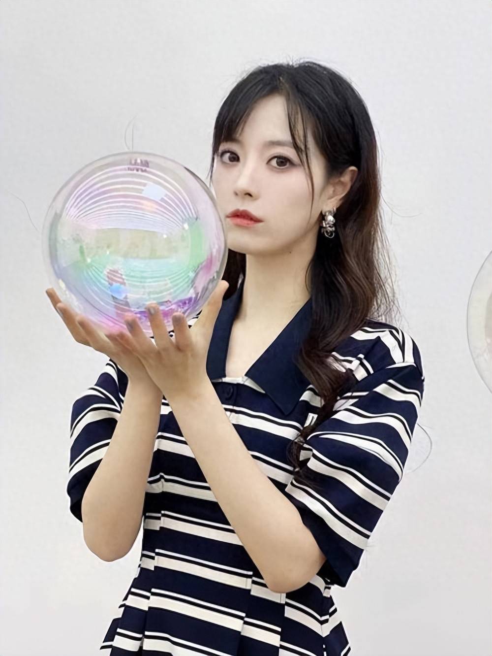 原创            她是上海知名主持，如今生下一女成团长太太，和佟丽娅称姊道妹