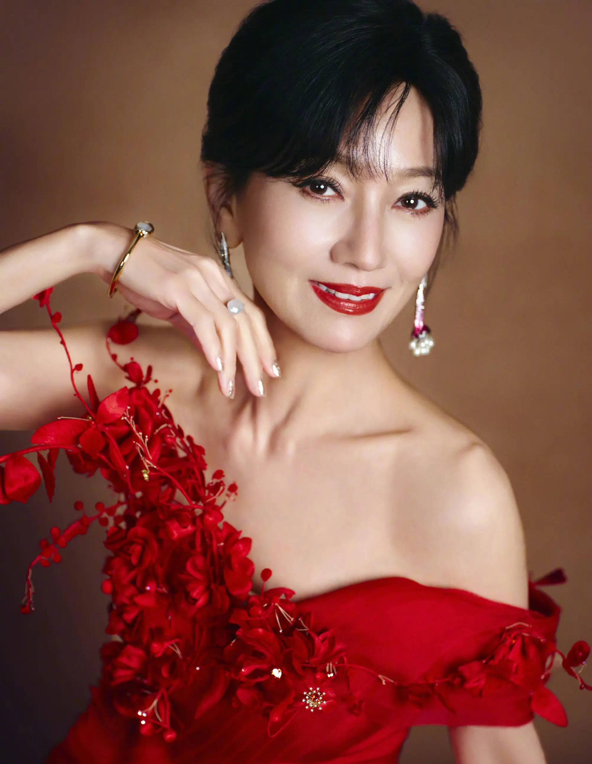 赵雅芝穿红色繁花礼裙明艳吸睛 妆容精致气色超好