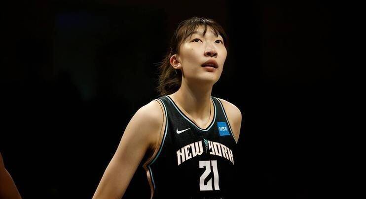 6月26日中国女篮传来3大动态：李月汝绝杀立功，李梦200万刀签新联赛，韩旭破纪录