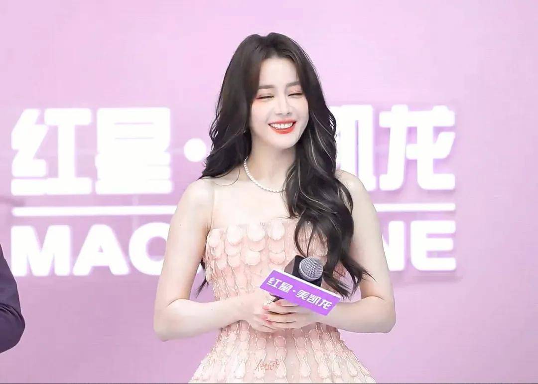 原创            迪丽热巴穿粉色抹胸裙性感美艳！网友大赞水蜜桃成精了