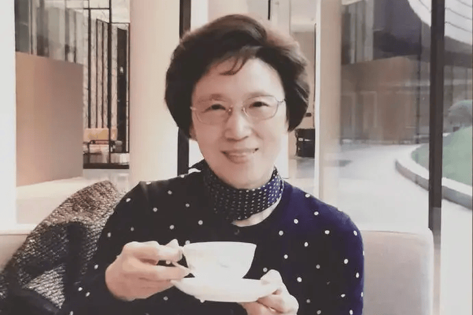 董卿母亲因癌症去世 父亲发文悼念：希望你常回家看看