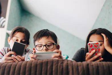 开学在即，长沙孩子却抱着手机不放？竹心咨询师：比起抢手机，这三步更管用