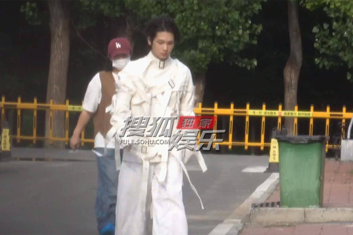 周震南杂志工装风穿搭惊艳 自带“拖布特效”引热议