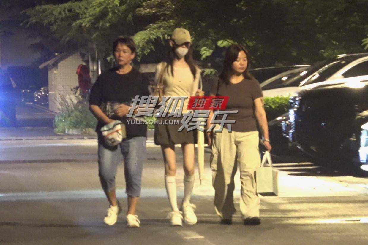 陈瑶雨夜驾车外出吃饭 忘关后备箱呆萌表情引热议
