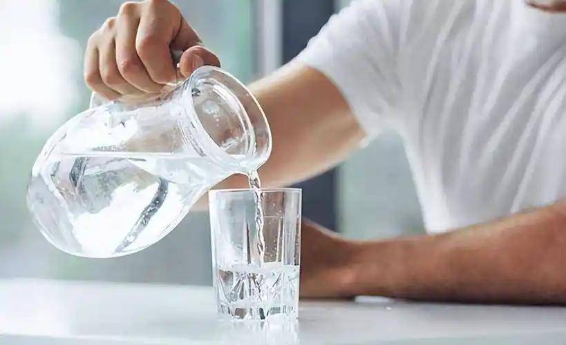 原创            五百名医生提醒：晨起喝温水对慢性肾病的影响，建议花一分钟看看