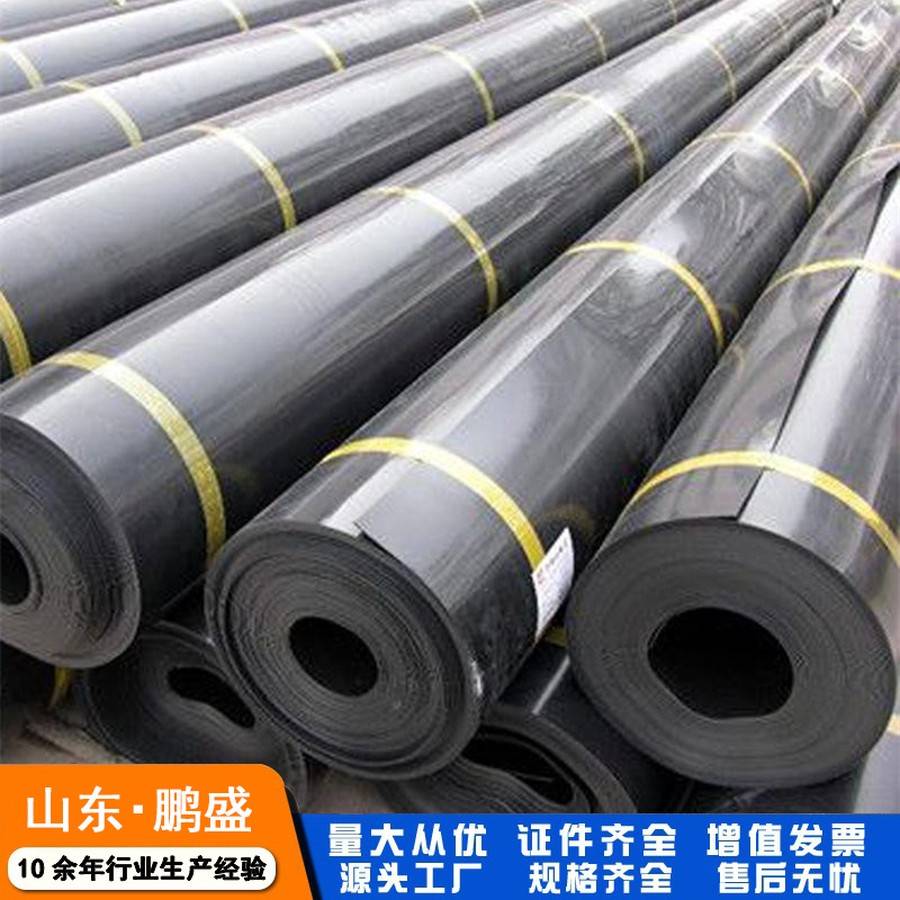 图2：搭接边压实——用专用压辊从中间向两侧滚动，确保排气彻底，边缘无翘边。