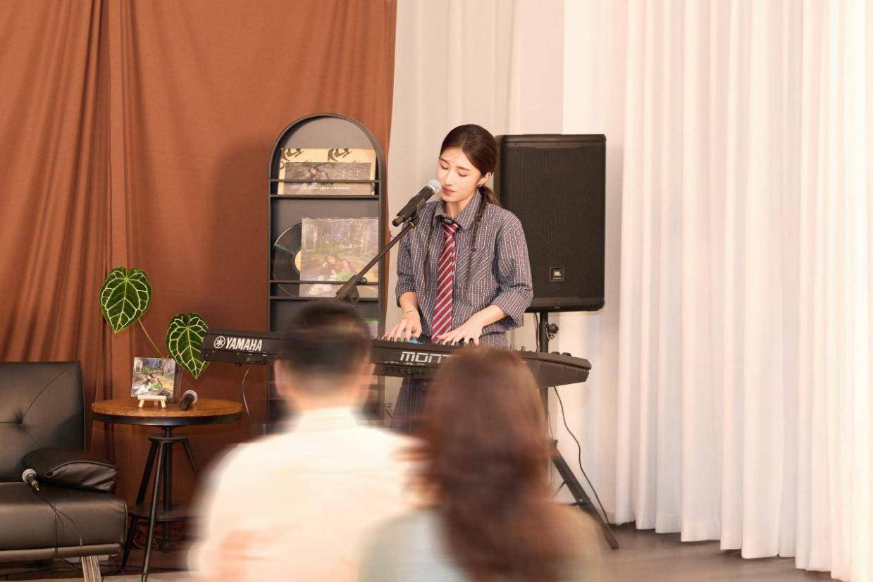 金曲奖最佳客语歌手陈以诺Sarah闪耀登场 携《慢花志》举办音乐盛宴