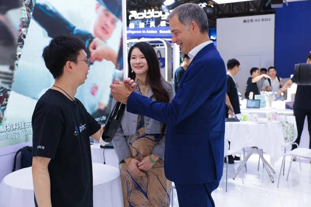 WAIC2026丨联合国副秘书长参观强脑科技展台，共话科技普惠