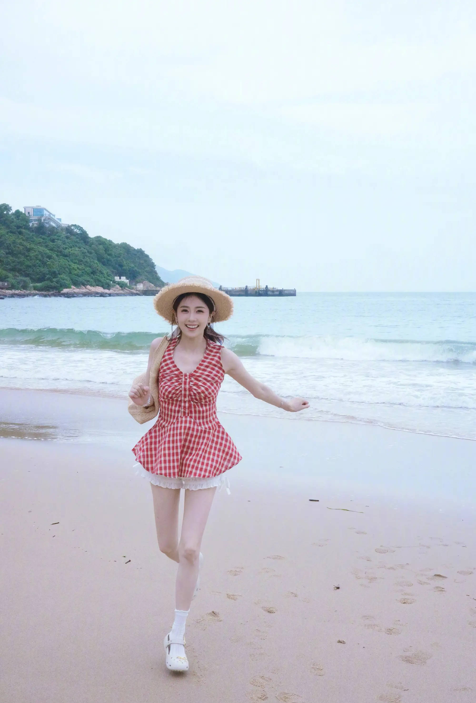 白鹿晒海边度假美照 穿红白格子裙活力满满