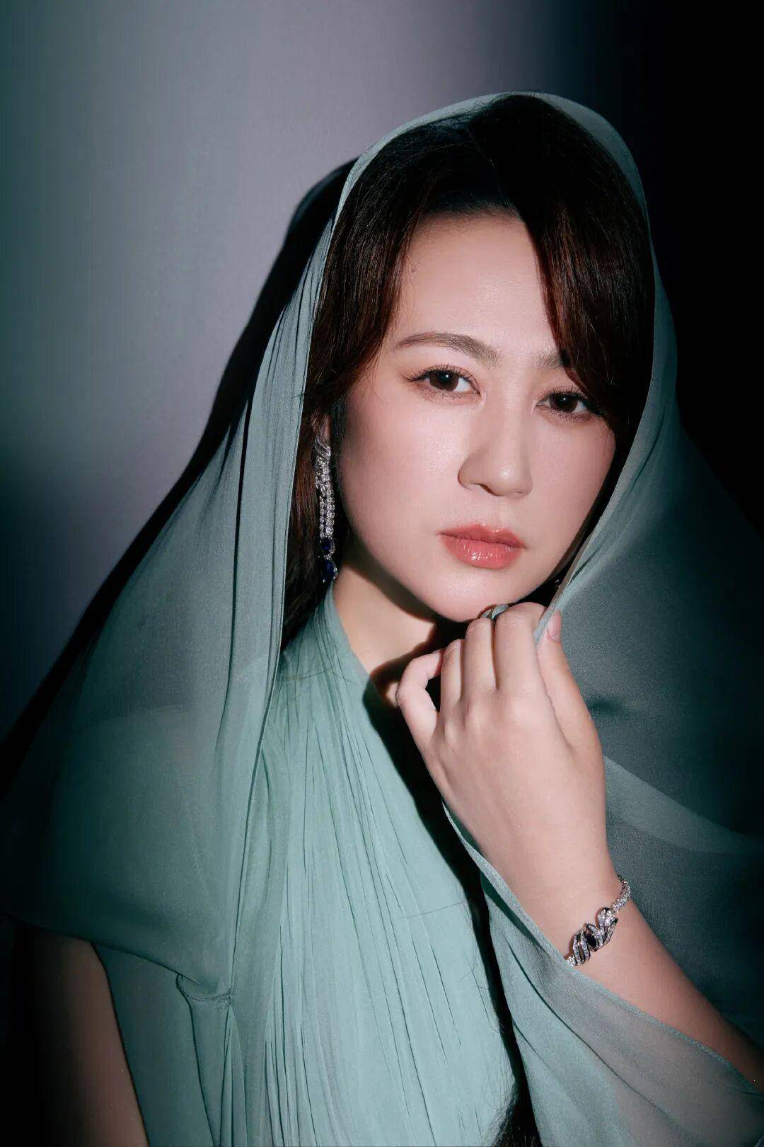 原创            马丽和邢菲的披肩纱裙，感受披肩与薄纱结合的魅力，优雅的高级感