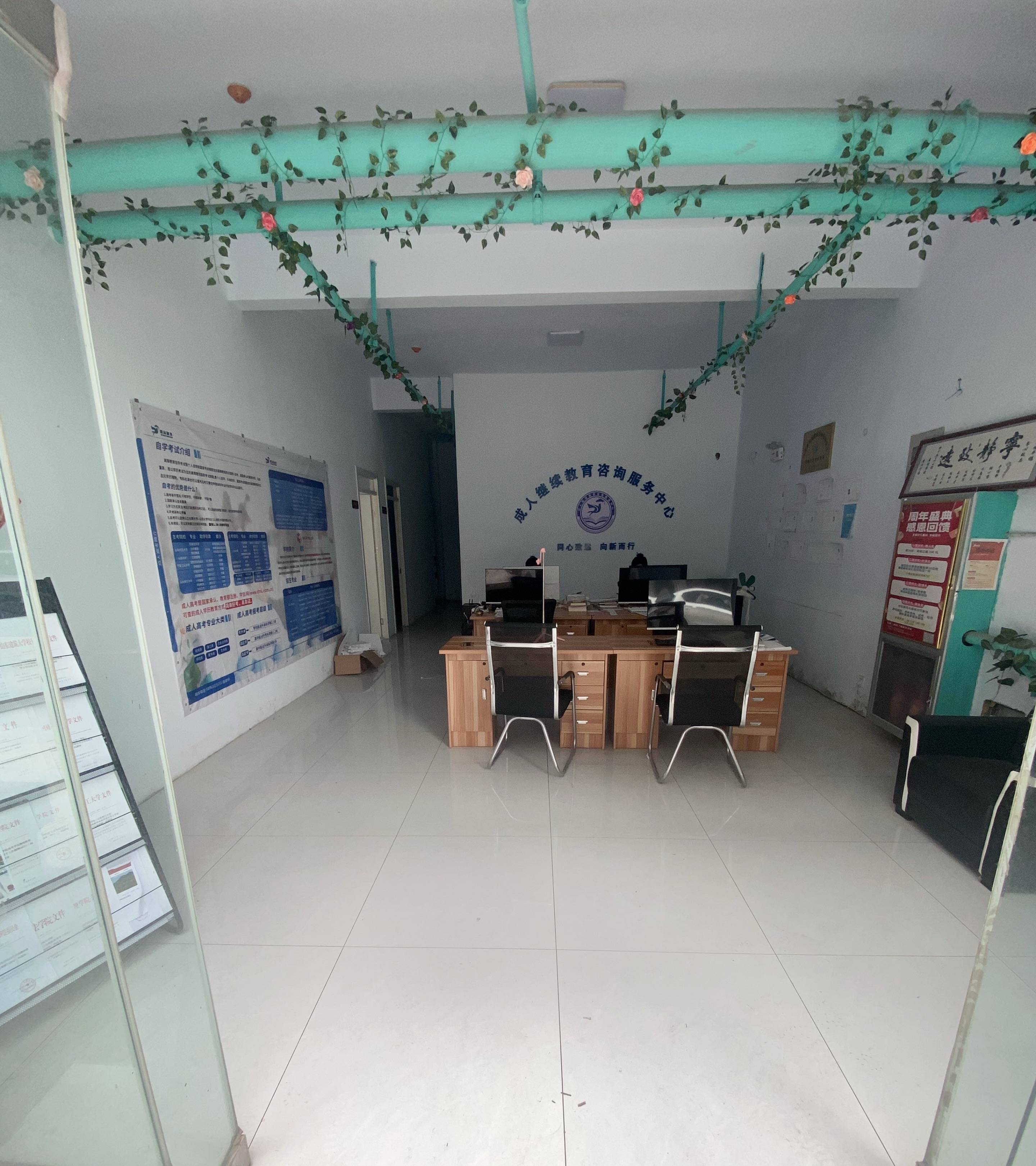 一位学员正在通过在线平台学习