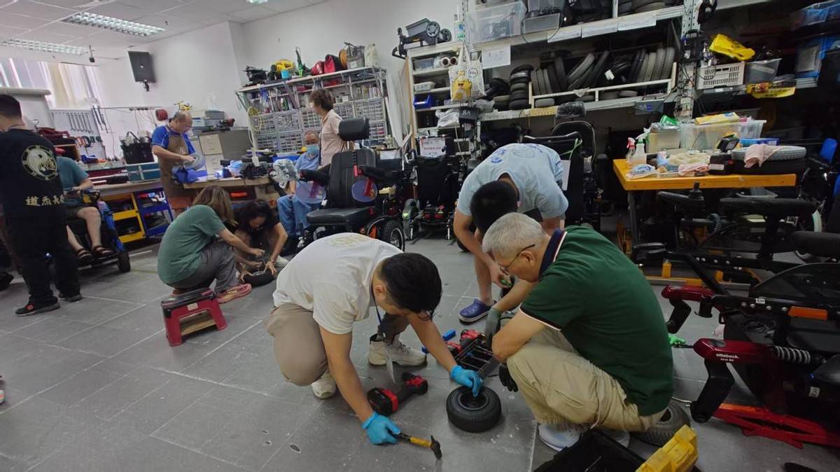易烊枫燧率枫燧堂义工探访自强协会，亲身体验轮椅维修传递伤健共融