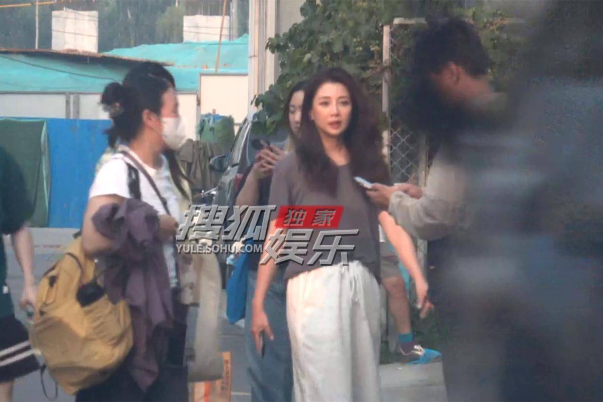 殷桃杂志拍摄收工 简约风穿搭尽显曼妙身姿引关注