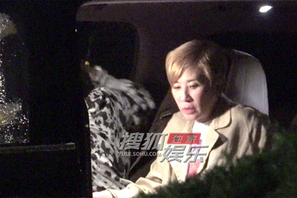 吴君如深夜收工显风采，紧凑行程难掩其魅力四射