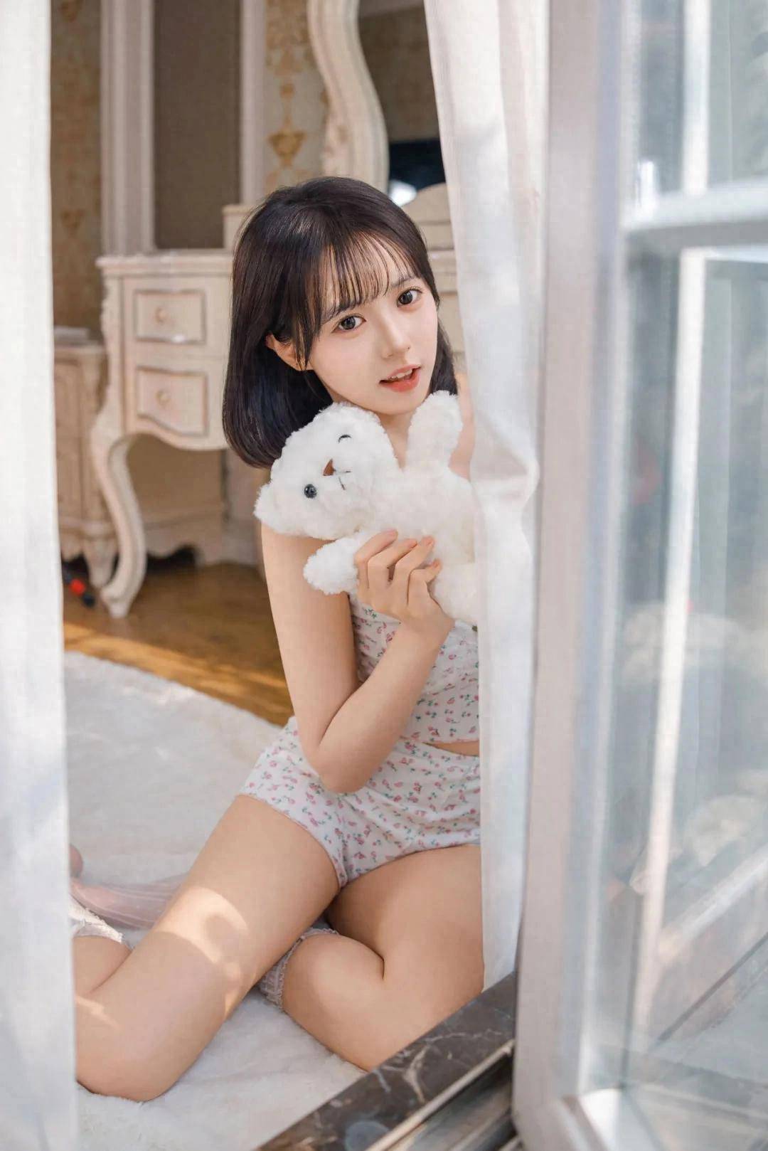 睡衣模特摄影写真 | 窗边的少女