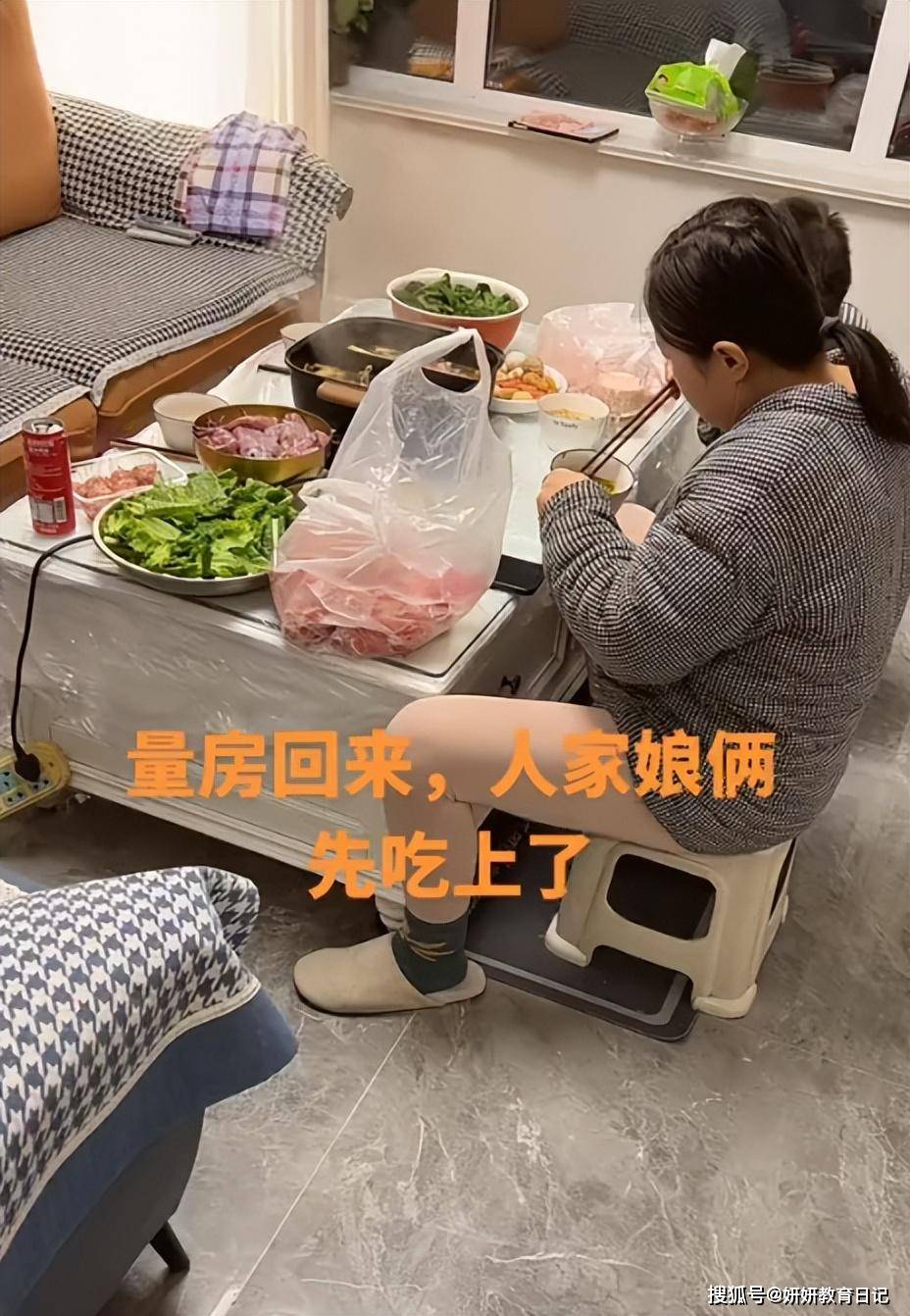 “你只是个木工，不是皇帝！”父亲吐槽母子俩先开饭，被骂醒了