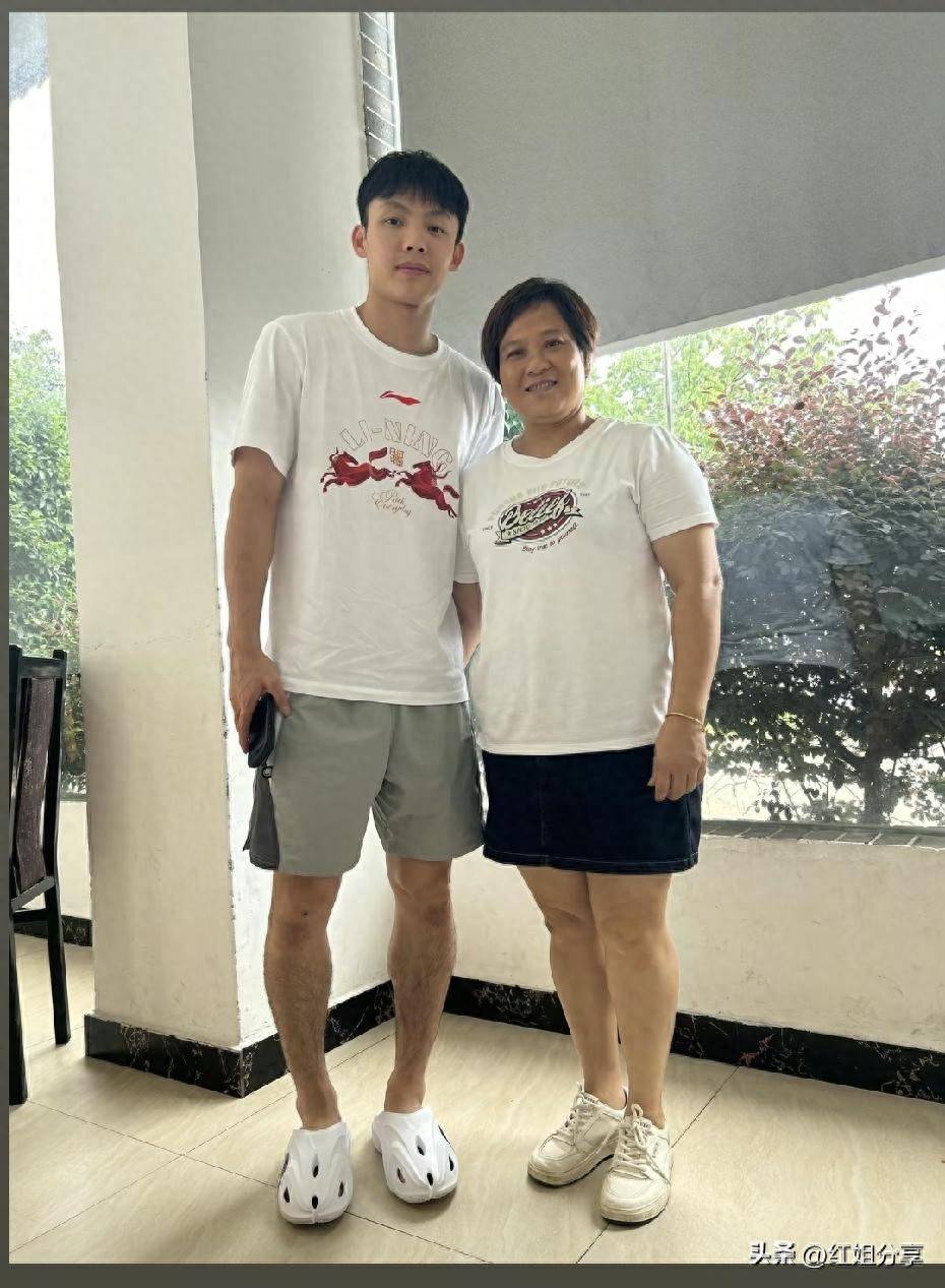 徐杰携张皓嘉现身自家农庄，老板娘乐开怀，这波亲情牌打得真值！